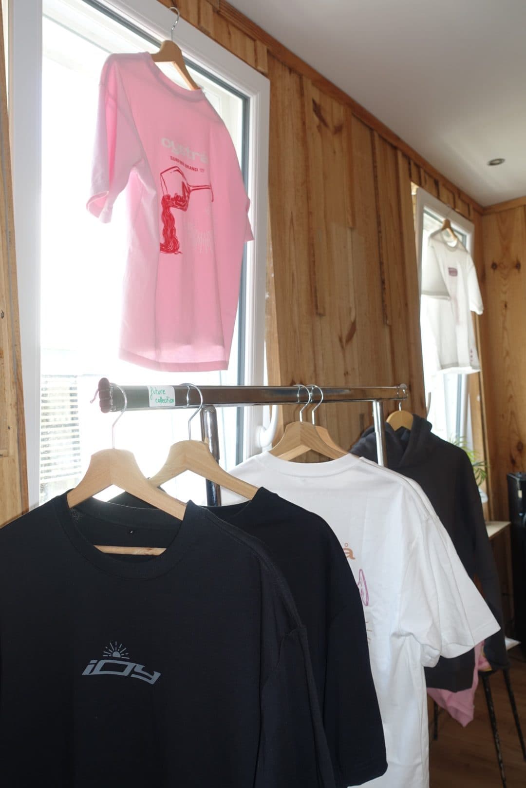 Le portant de t-shirts oystrå exposés au pop-up