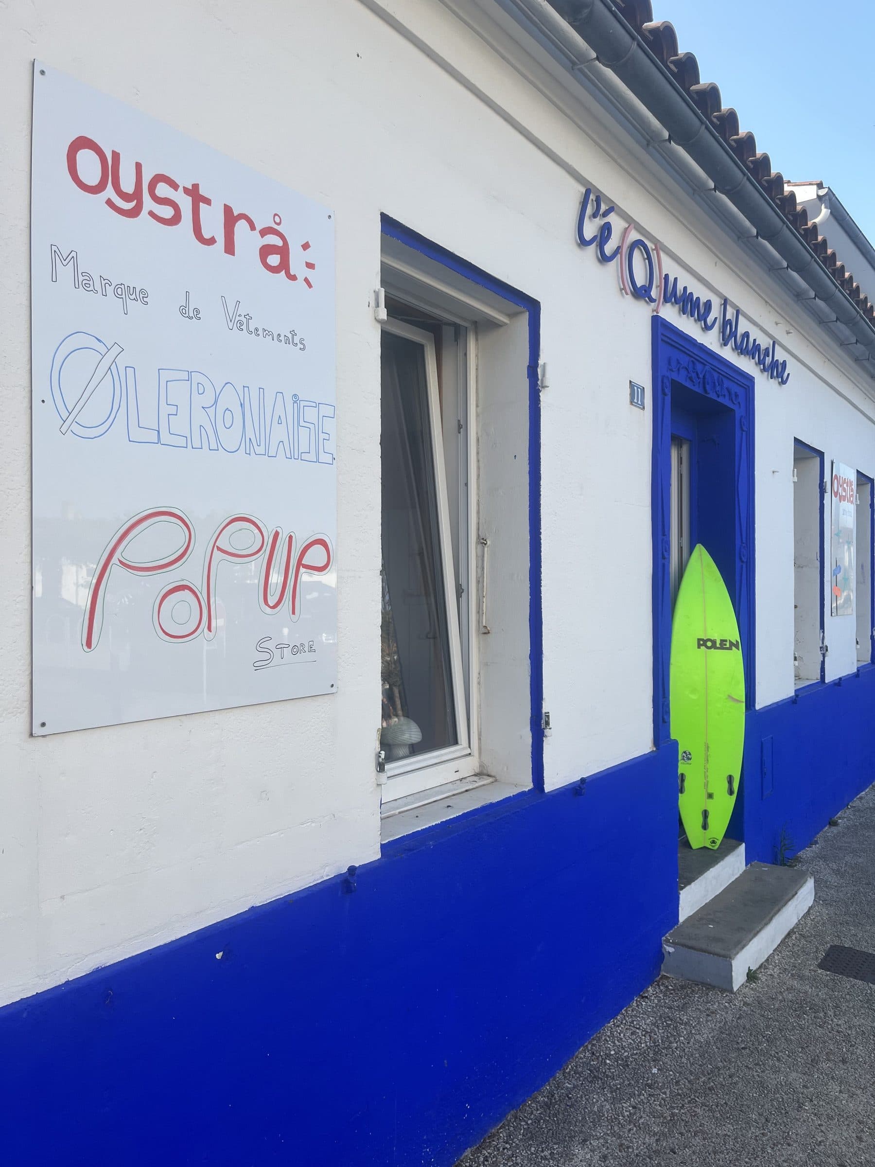 L'enseigne peinte à la main du pop-up oystrå sur Oléron
